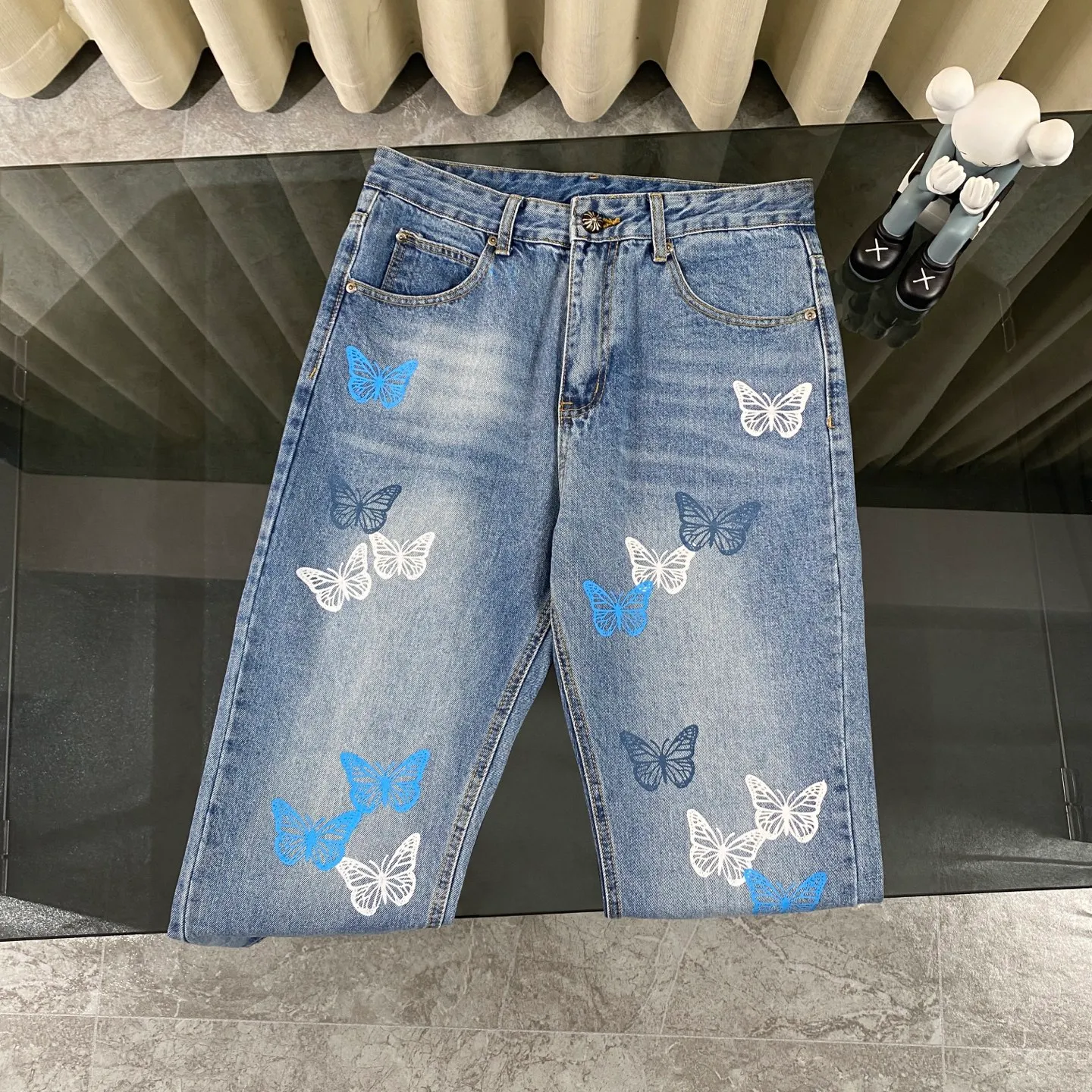 P230 Chrome Hearts 2025 new rare three-color butterfly print couple's washed loose jeans. High version, high version, top ceiling quality. Styles with different washed textures, very friendly to people with thin legs and thick legs. The straight version is very flattering to the leg shape. Moderate length that never goes out of style, easy to match with casual, basic styling for various styles, a must-have in the wardrobe! The fabric is stiff but also makes the upper body soft without losing texture. The washing process is even more perfect. It is a must-have item for everyone! ! ! Washed wheat, hang tag, pants label, three labels complete Color: blue Size: 28, 30, 32, 34